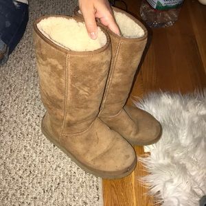 Size 10, tan uggs, mild wear.